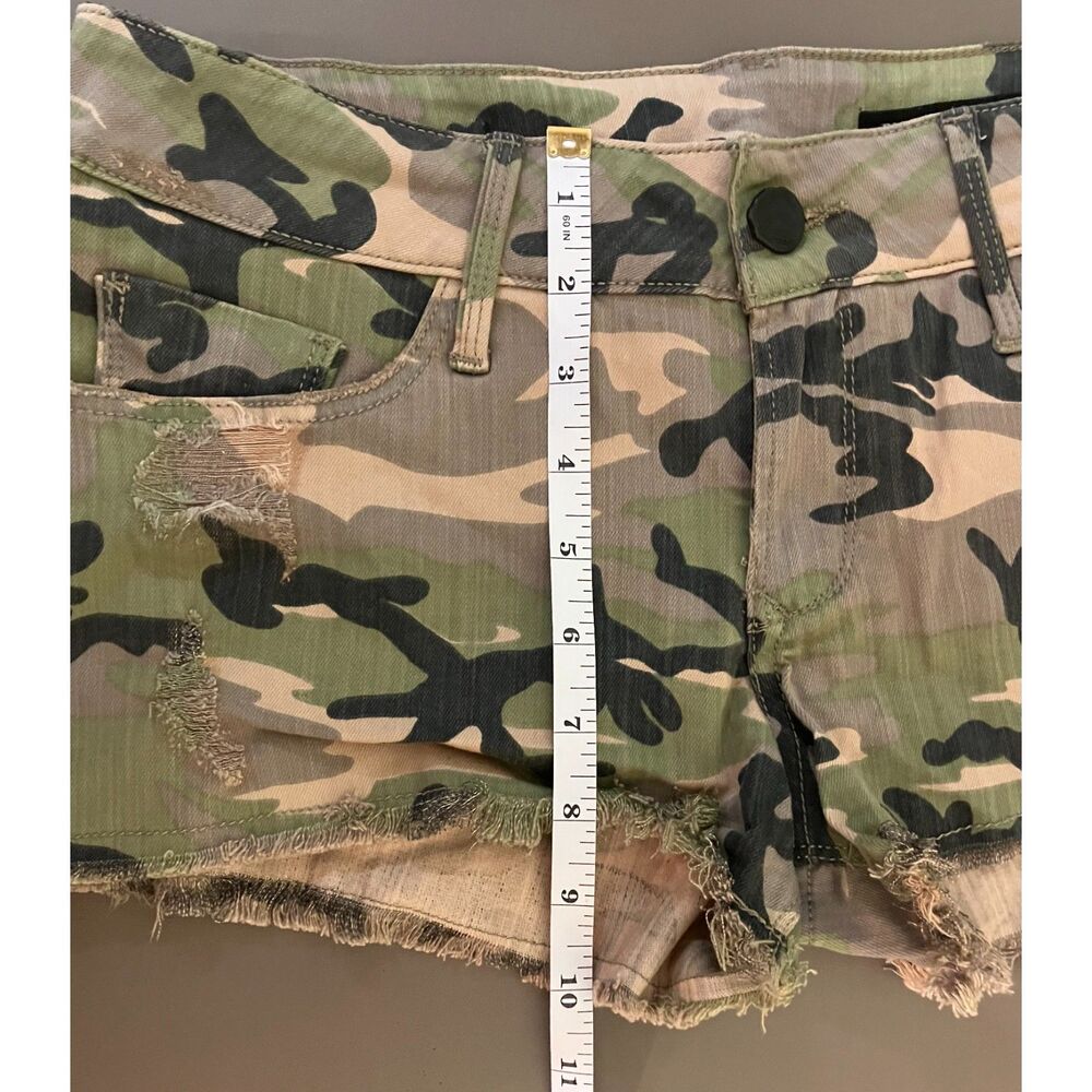 Black Orchid Los Angeles low rise camo distressed cut off shorts - Picture 13 of 13